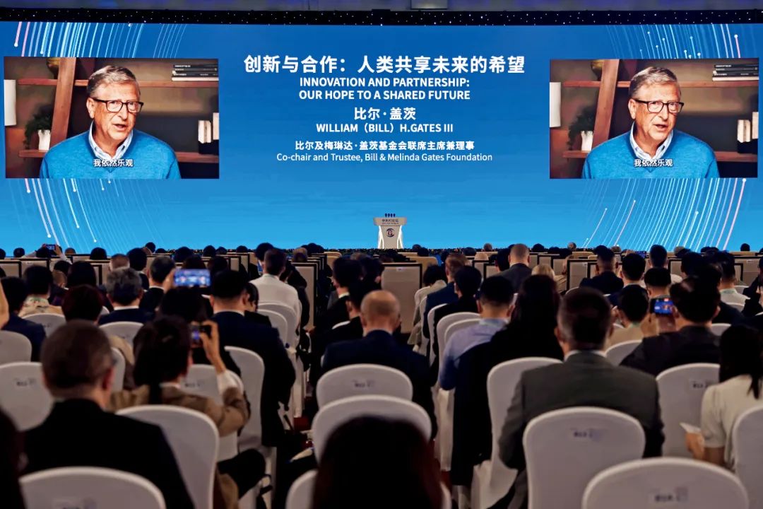 中国新闻周刊独家对话盖茨：AI革命、辍学创业、慈善挑战